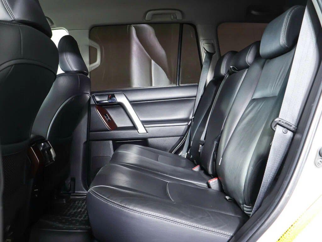 Toyota Land Cruiser Prado 2017, белый