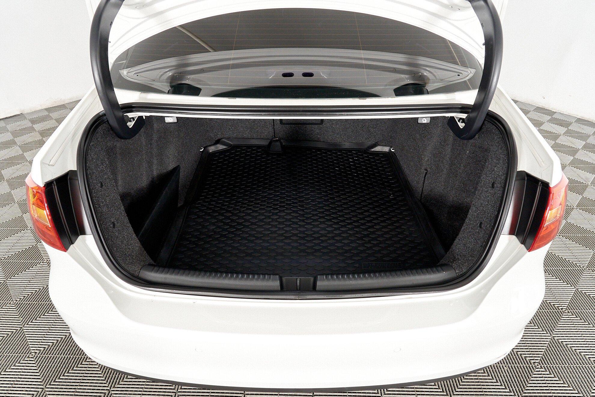 Volkswagen Jetta 2014, белый