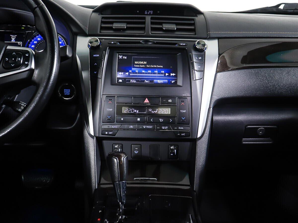 Toyota Camry 2017, белый