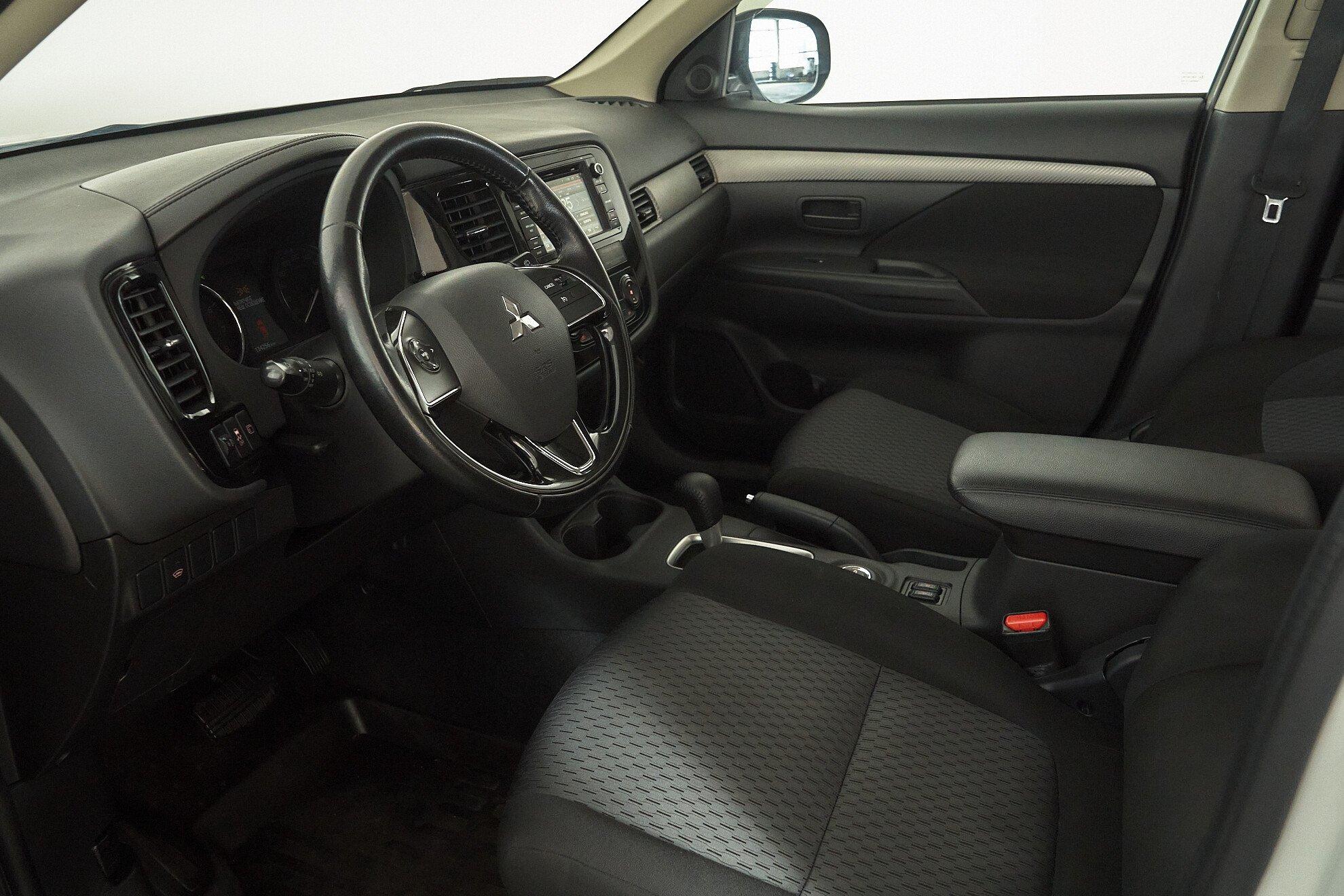 Mitsubishi Outlander 2017, белый