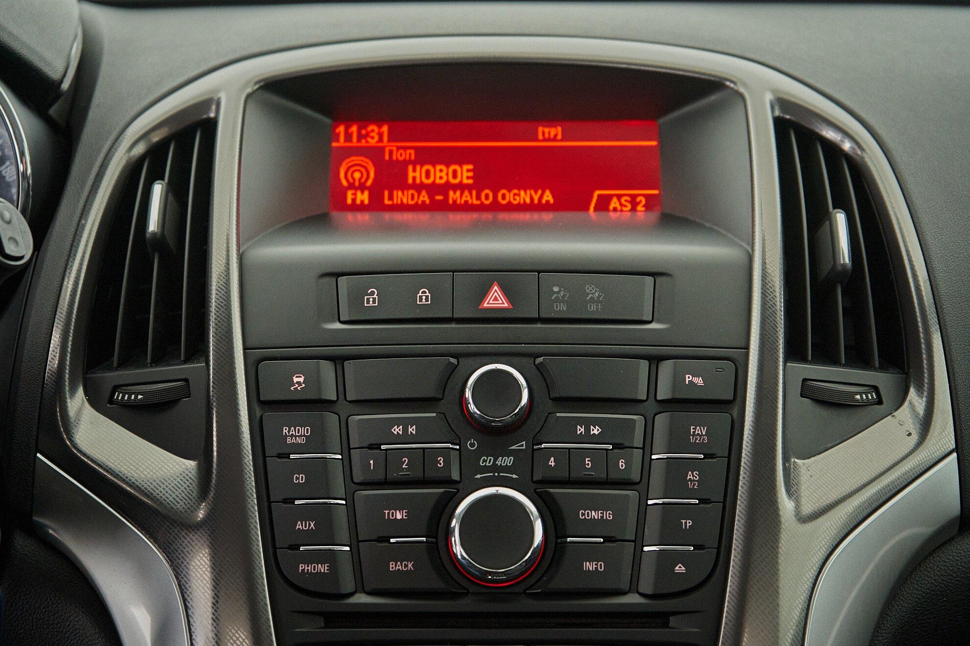 Opel Astra 2012, белый