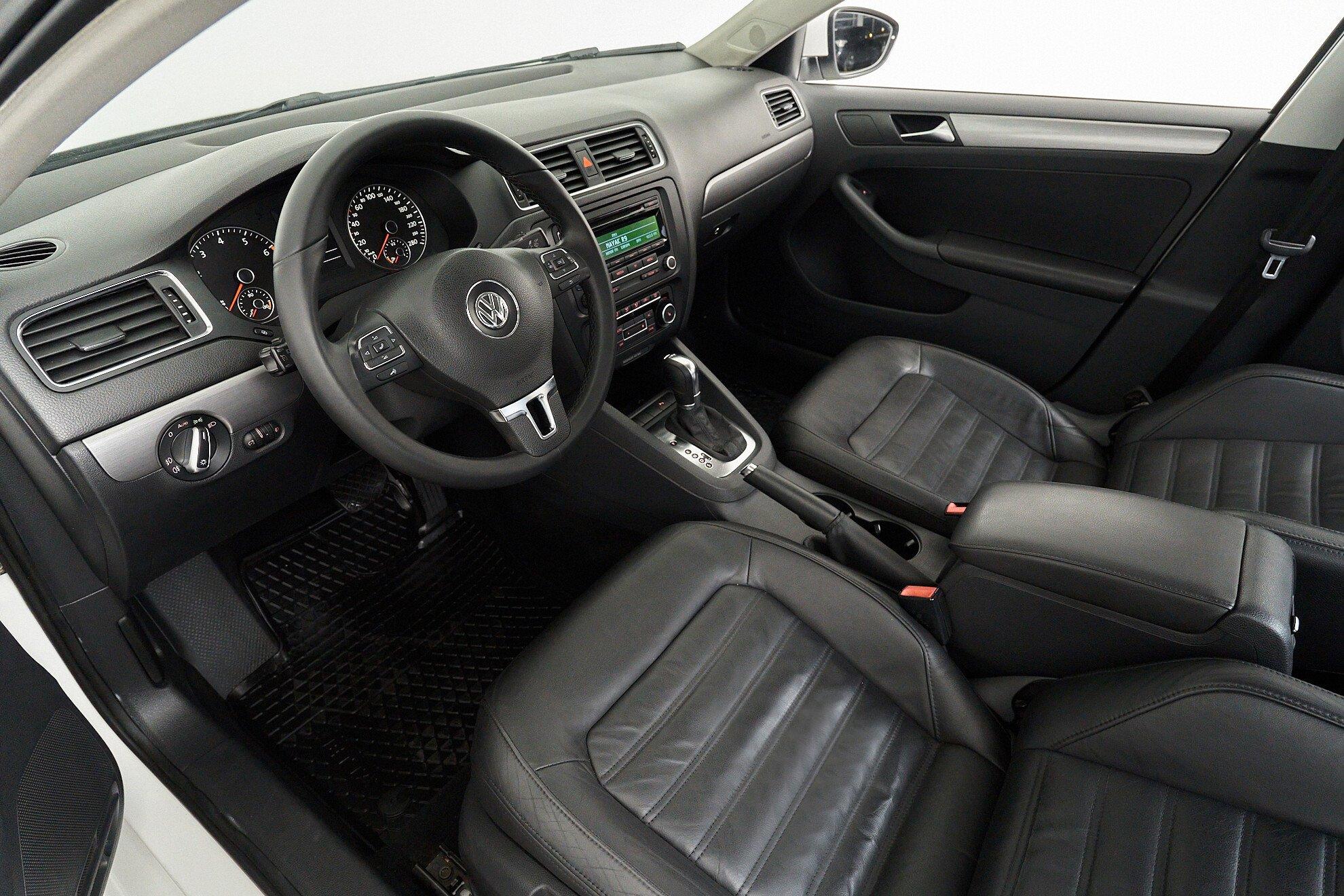 Volkswagen Jetta 2011, белый