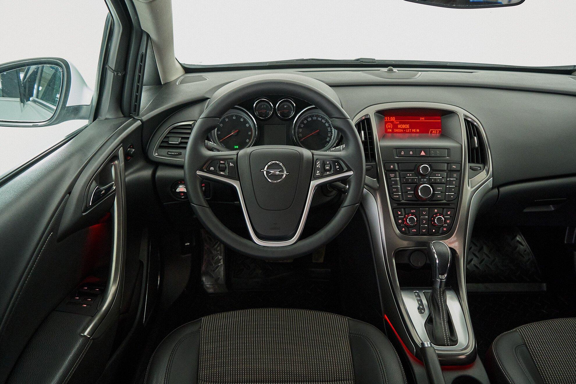 Opel Astra 2012, белый