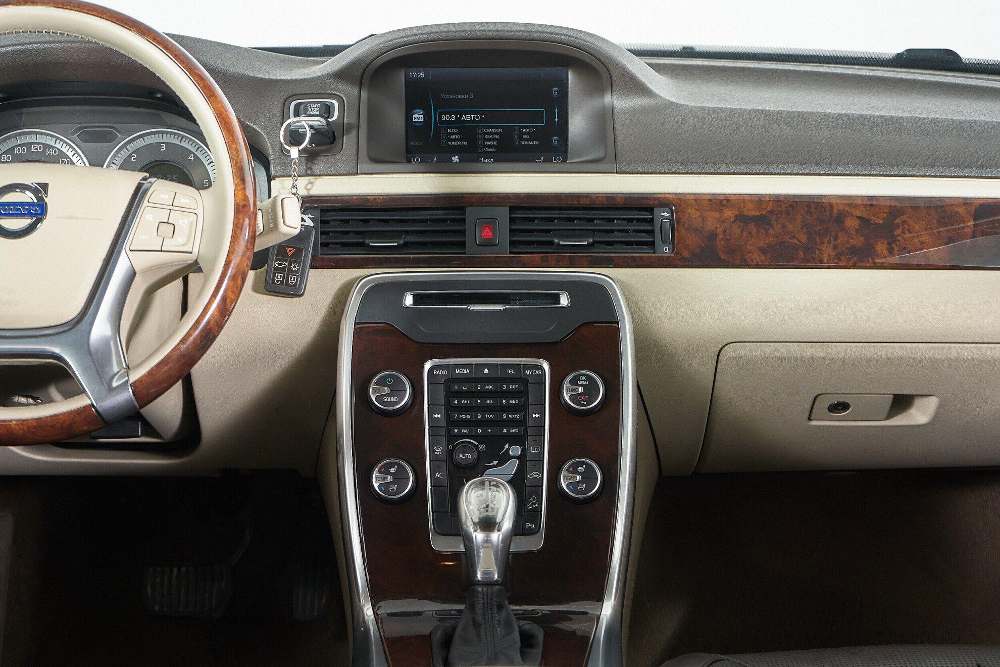 Volvo XC70 2012, черный