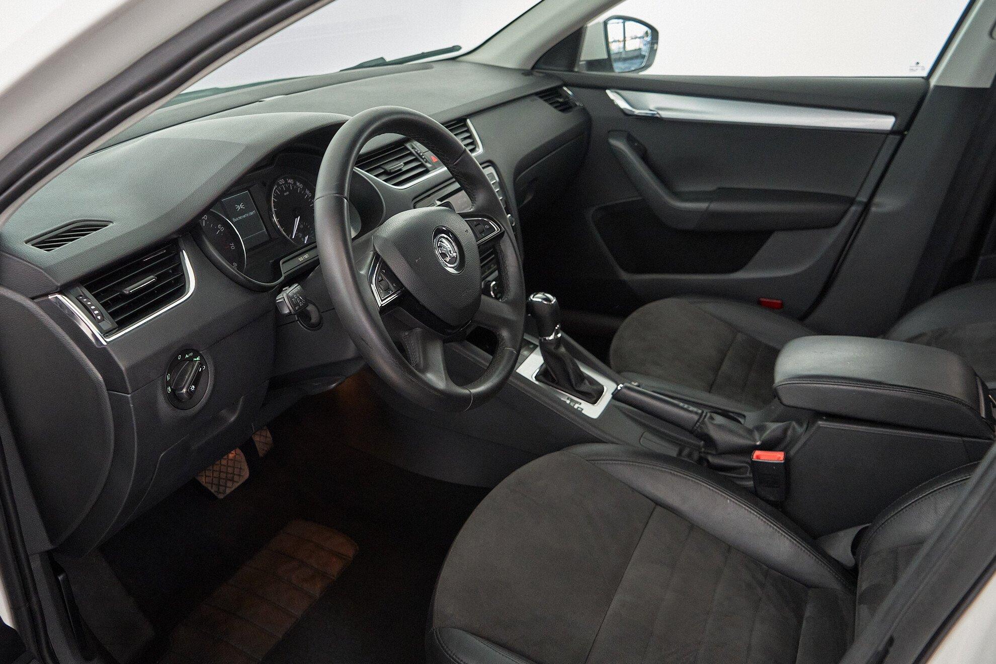 Skoda Octavia 2016, белый