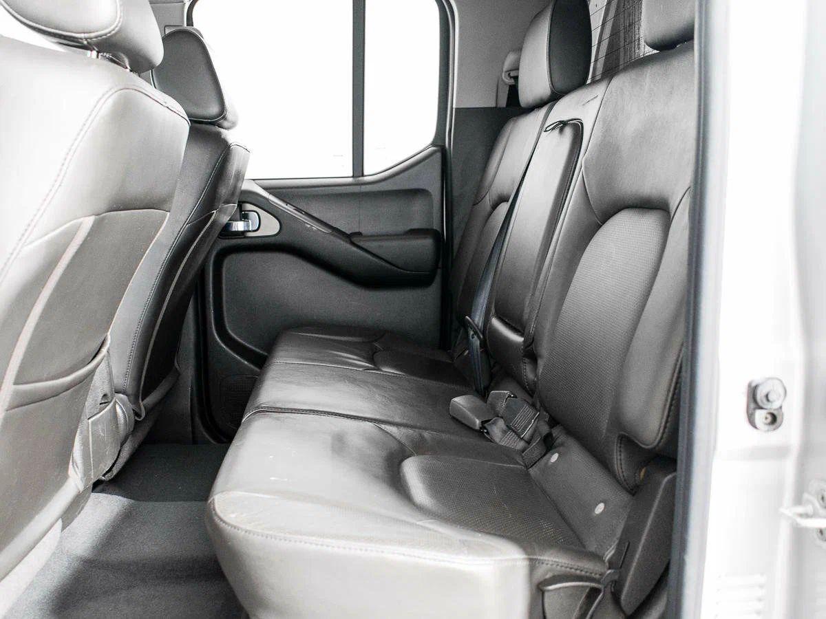 Nissan Navara (Frontier) 2010, серебряный