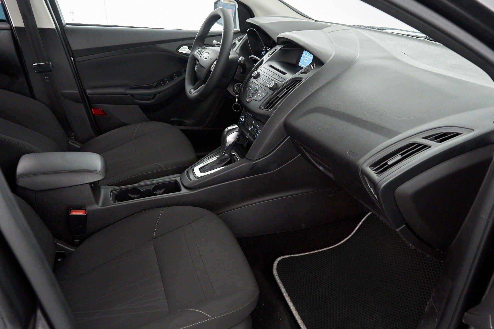 Ford Focus 2015, серый