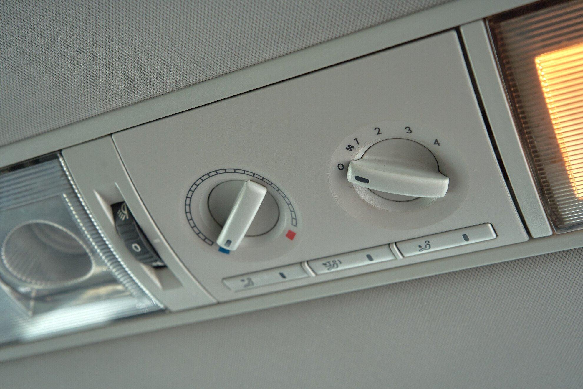 Volkswagen Caravelle 2012, синий