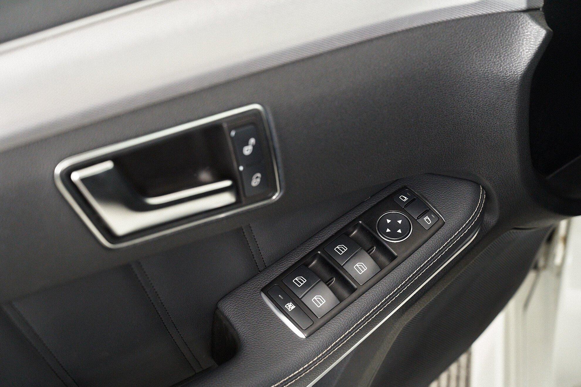 Mercedes-Benz E-Класс 2011, белый