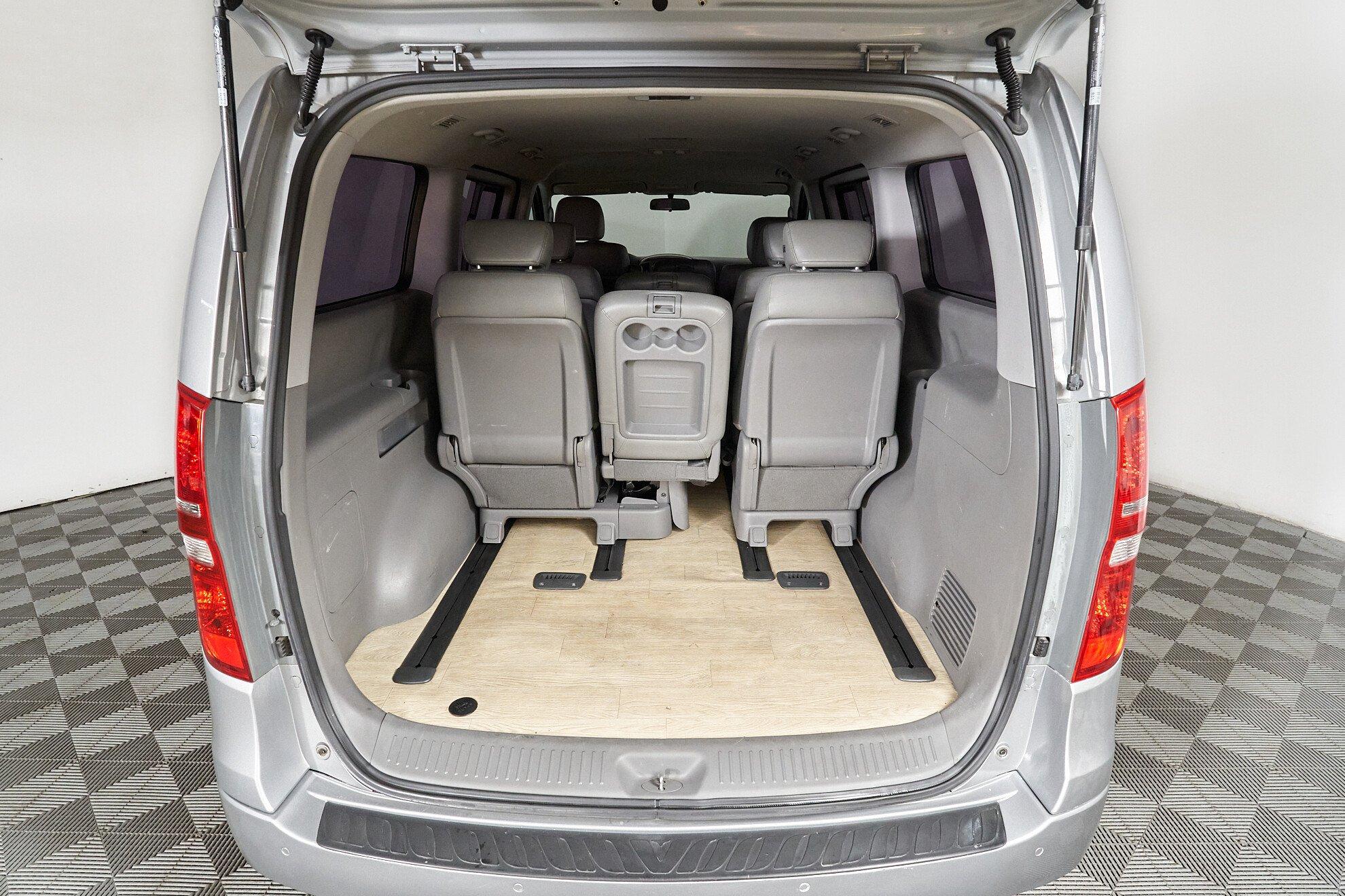 Hyundai Grand Starex 2016, серебряный