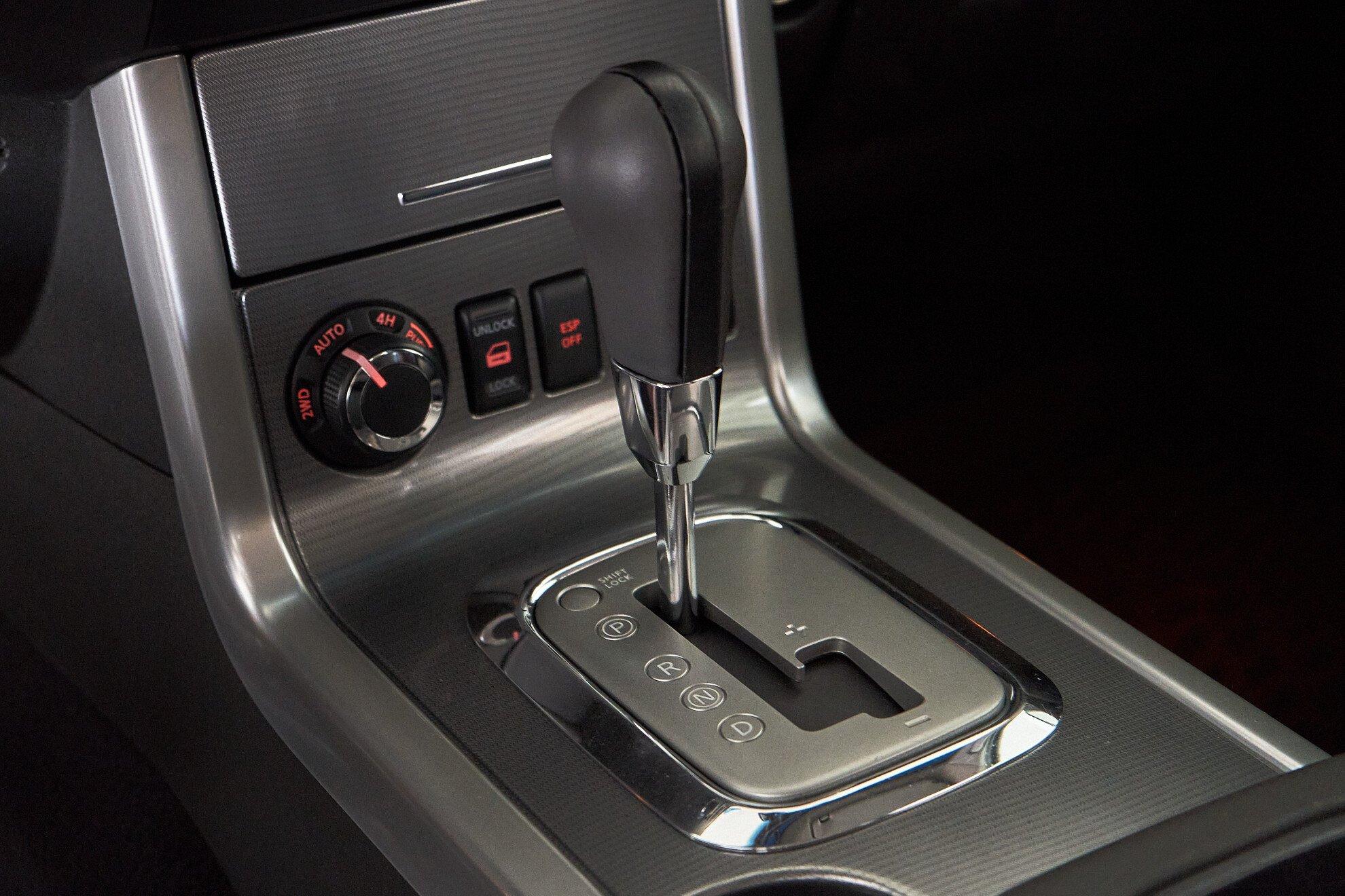 Nissan Pathfinder 2011, серебряный