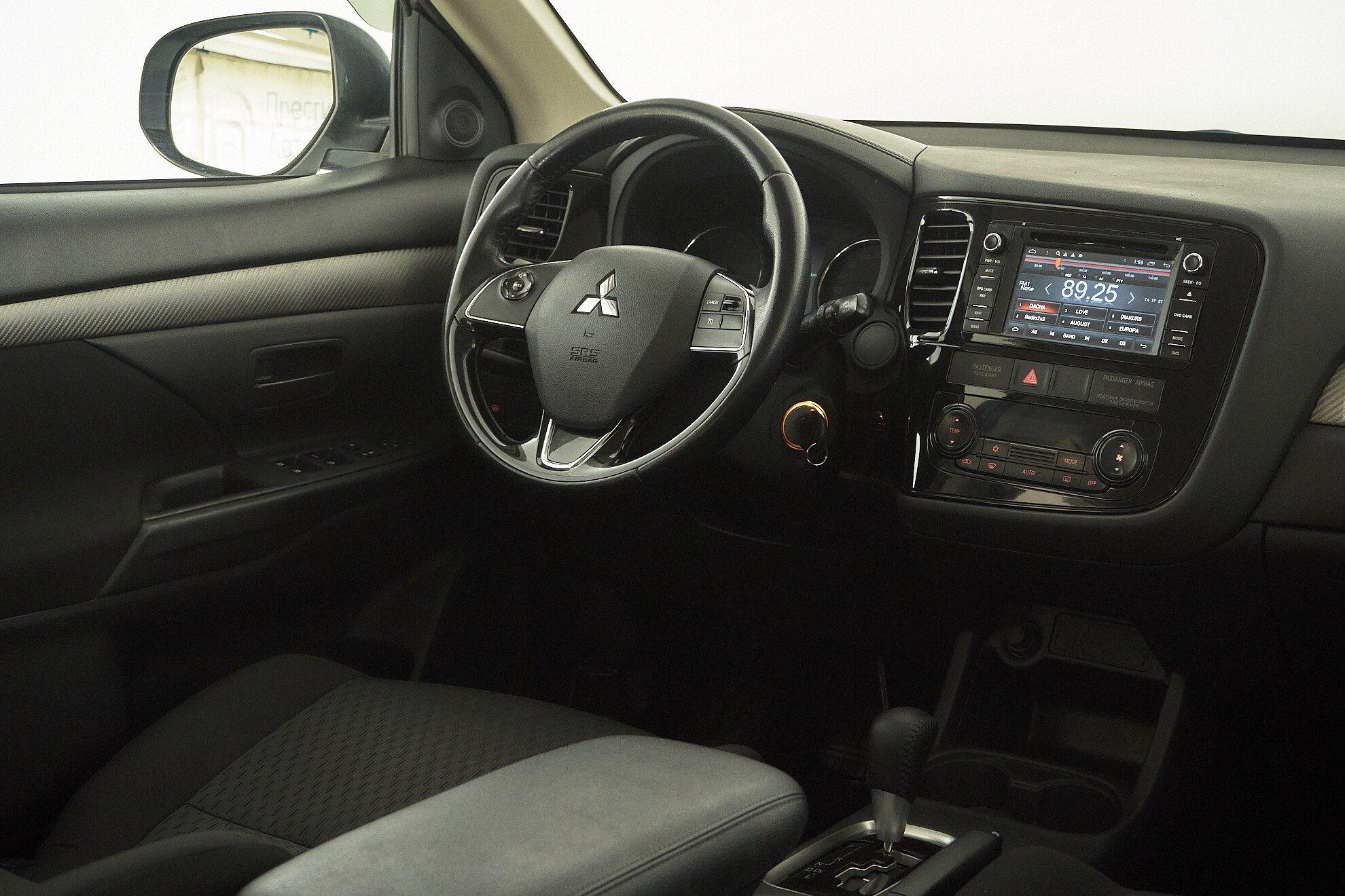 Mitsubishi Outlander 2017, белый