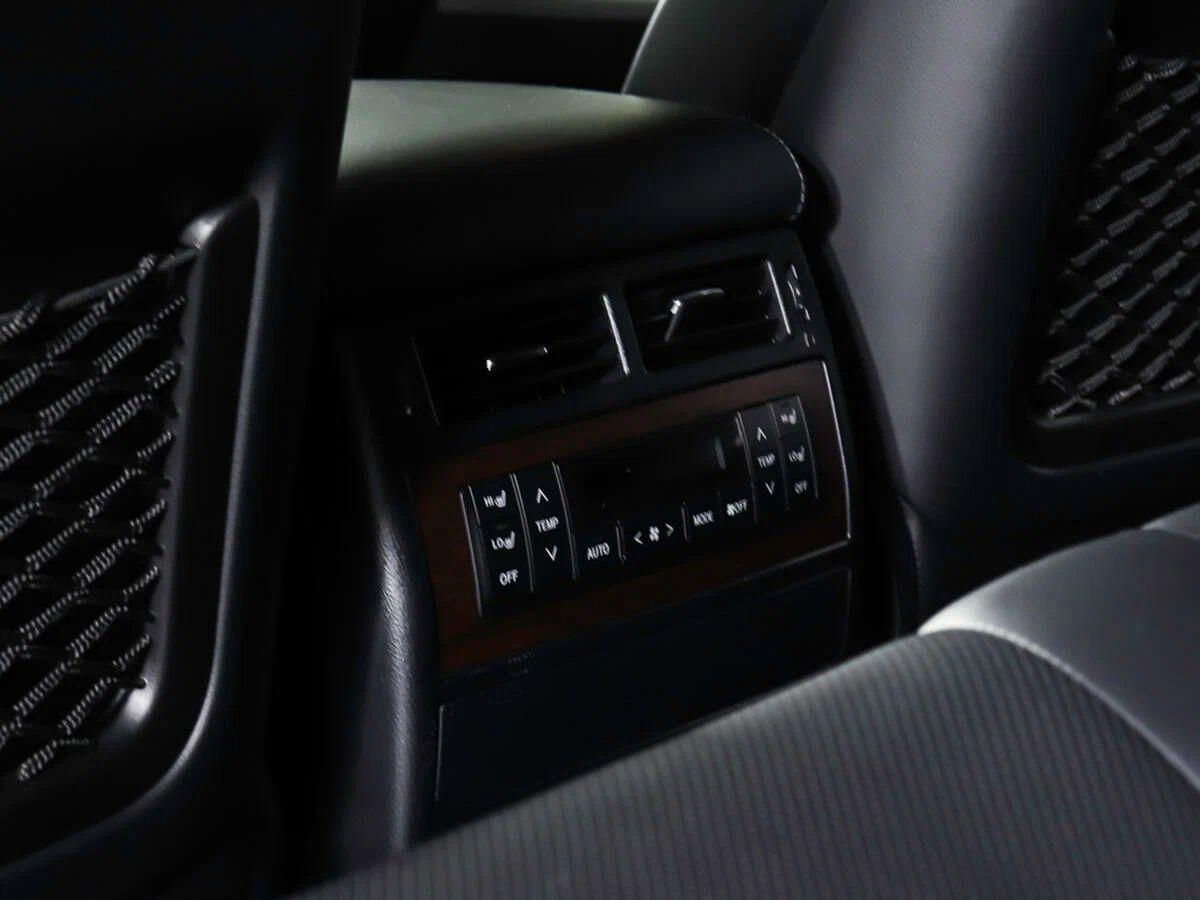 Toyota Land Cruiser 2018, белый