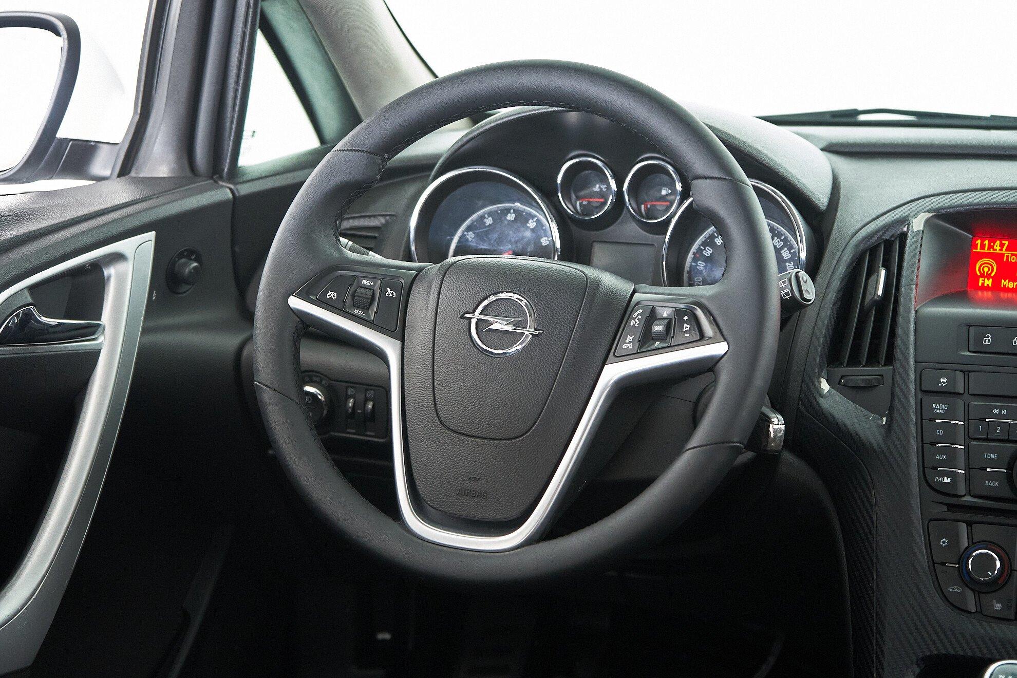 Opel Astra 2012, белый