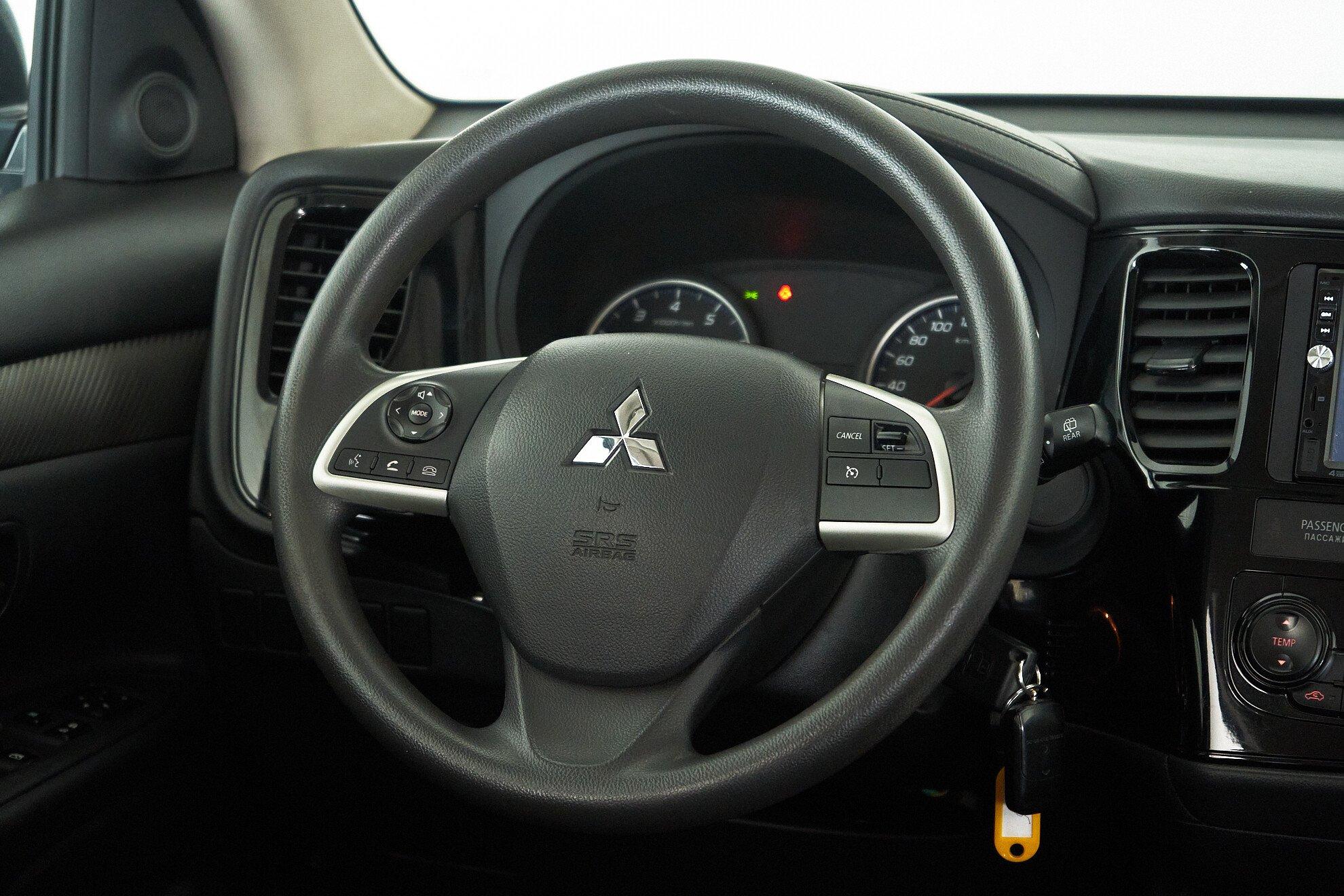 Mitsubishi Outlander 2017, белый