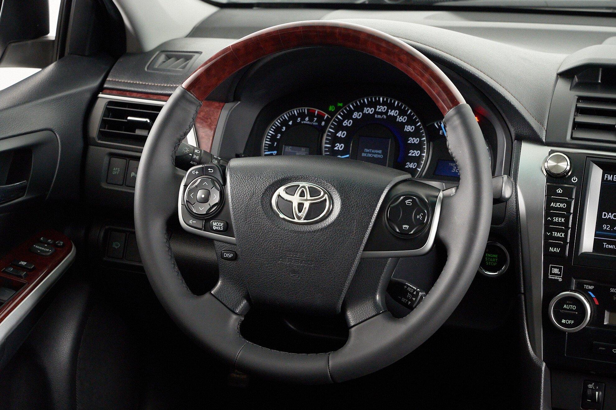 Toyota Camry 2012, белый