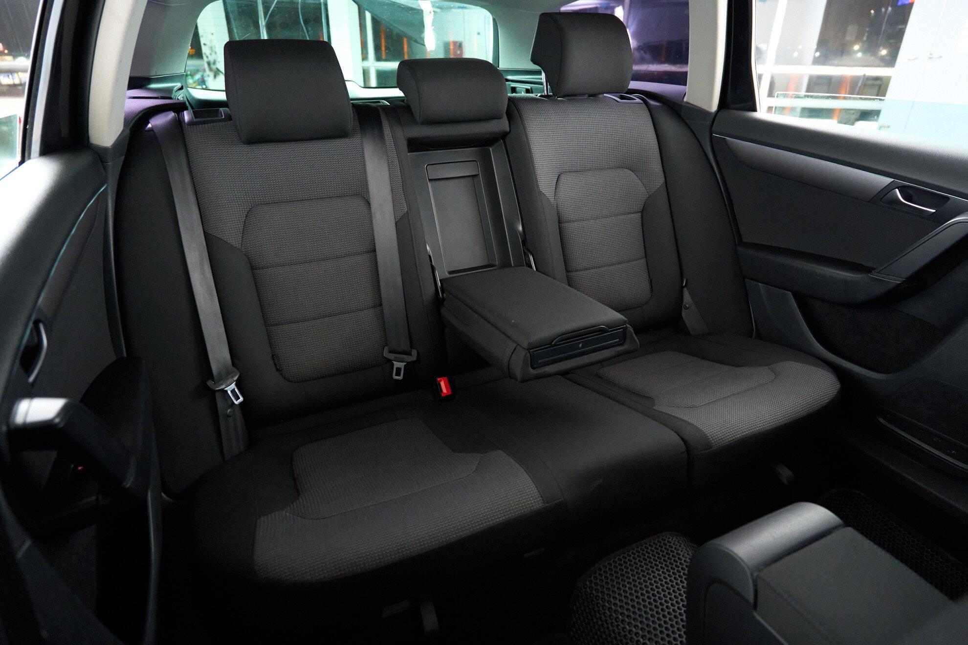 Volkswagen Passat 2011, черный