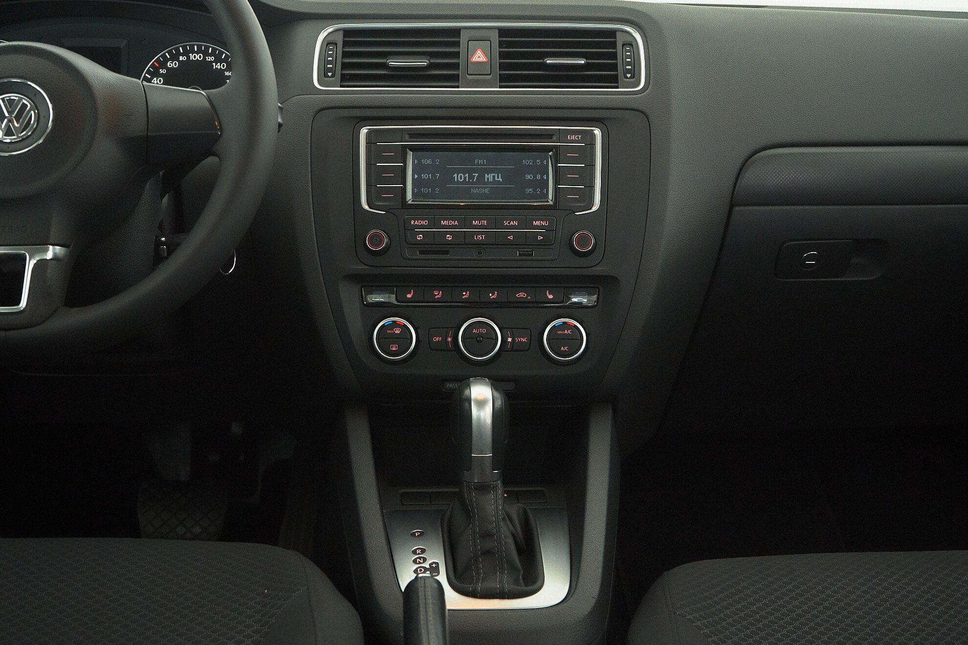 Volkswagen Jetta 2014, белый