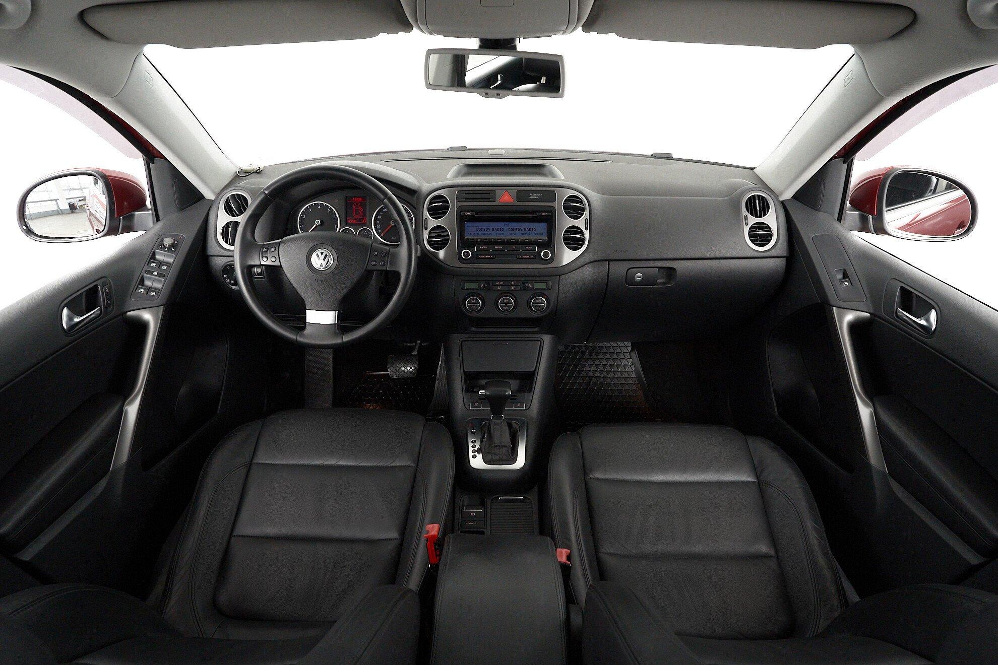 Volkswagen Tiguan 2010, красный
