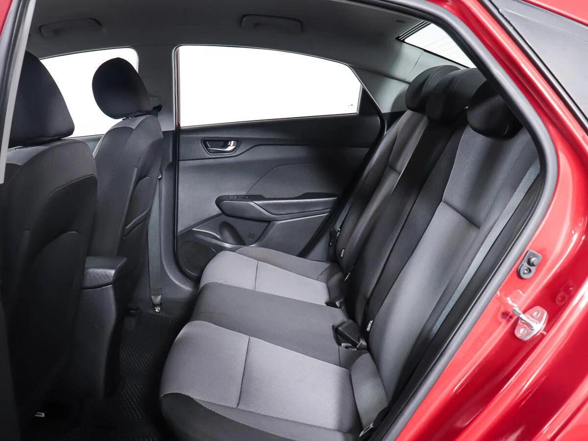 Hyundai Solaris 2018, красный