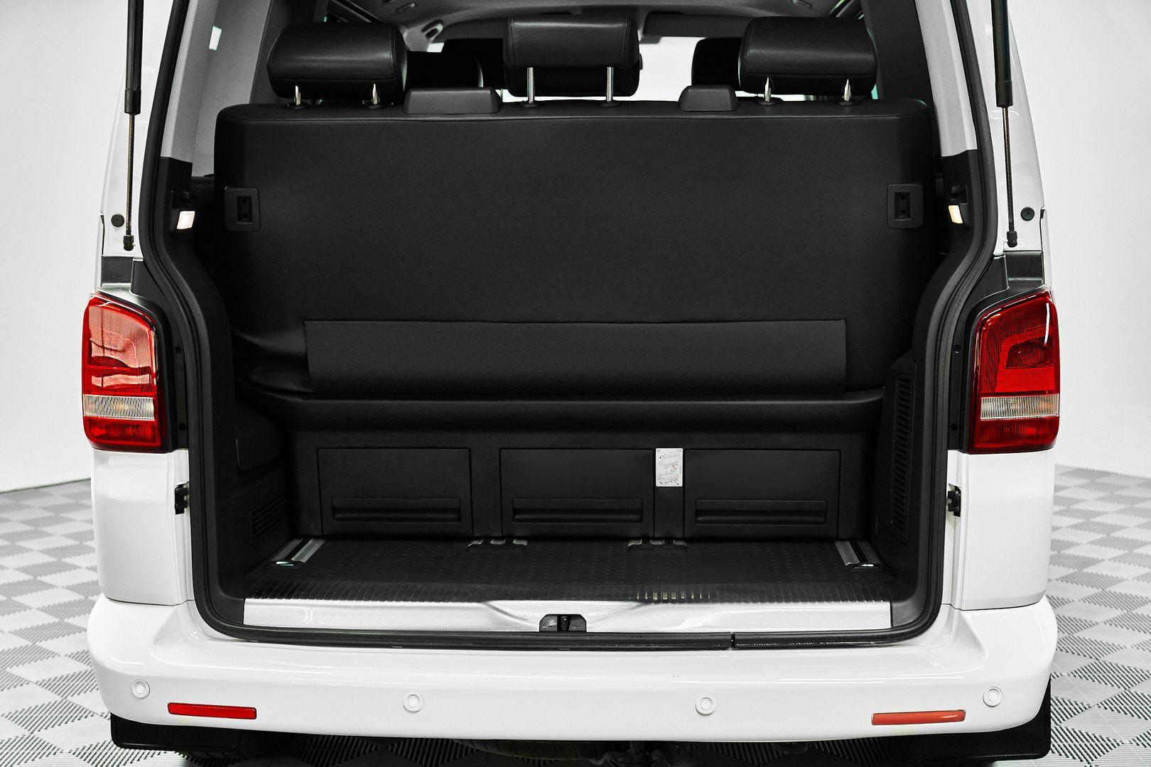 Volkswagen Multivan 2011, белый