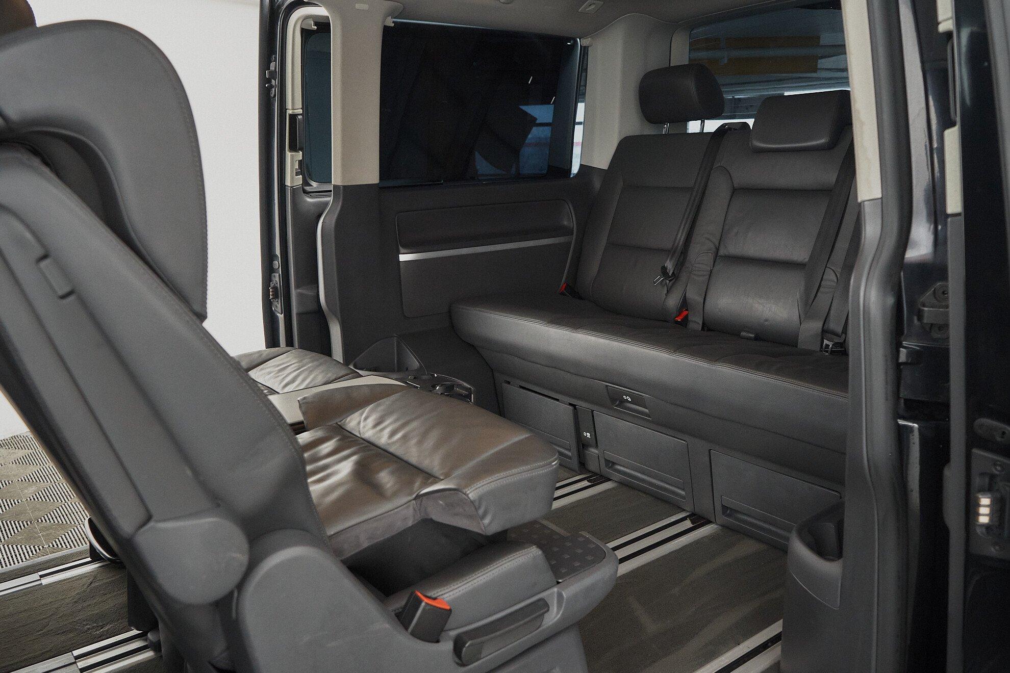 Volkswagen Multivan 2013, черный