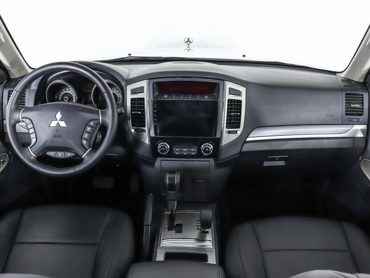 Mitsubishi Pajero 2021, белый