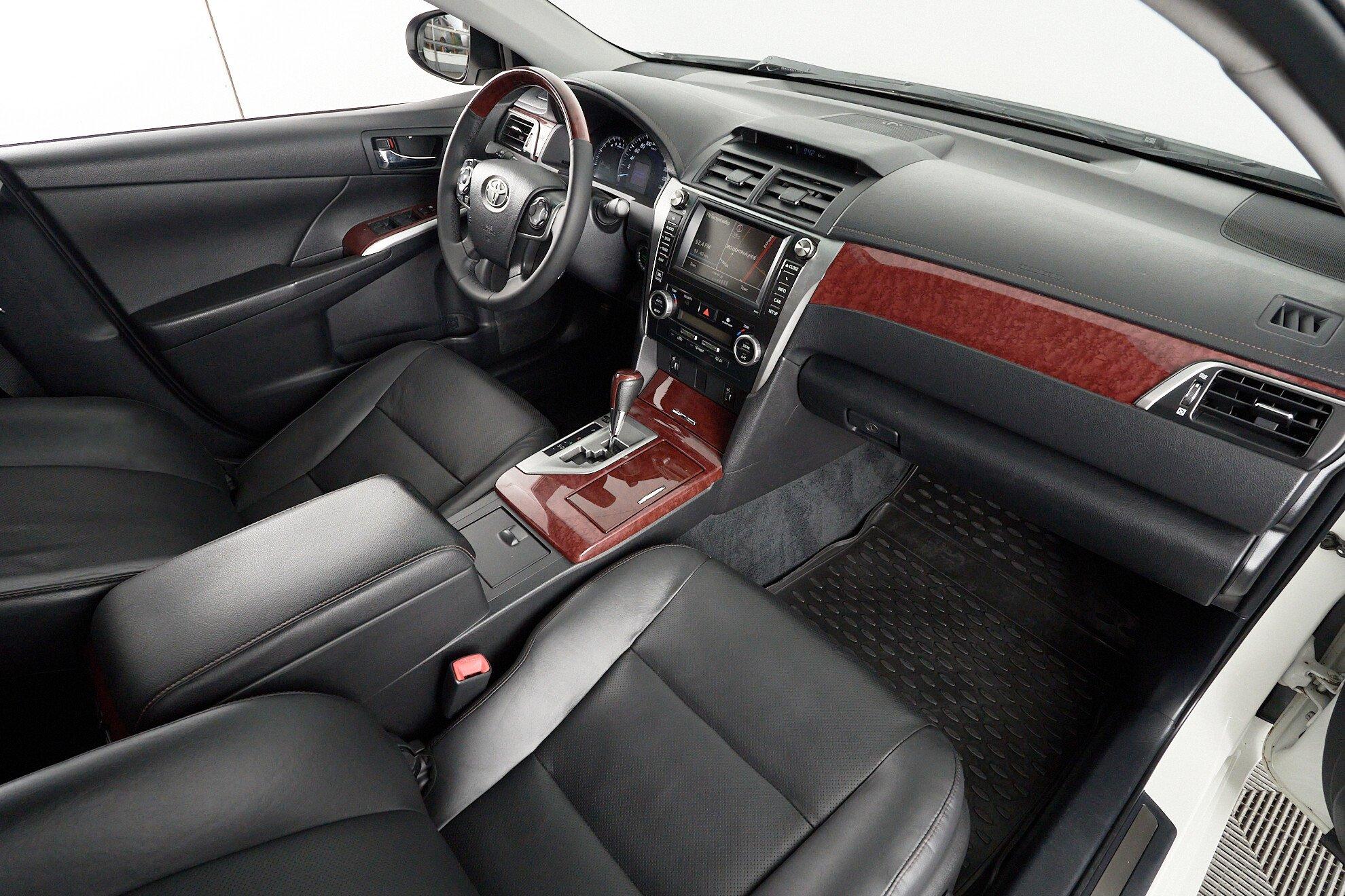 Toyota Camry 2012, белый