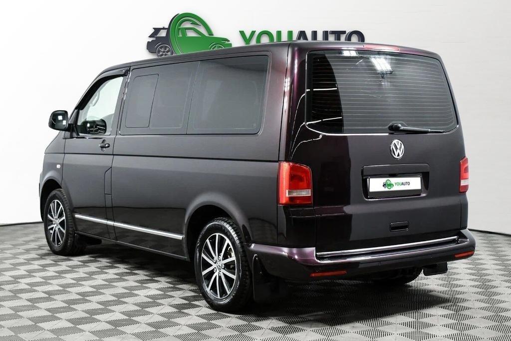Volkswagen Multivan 2013, красный