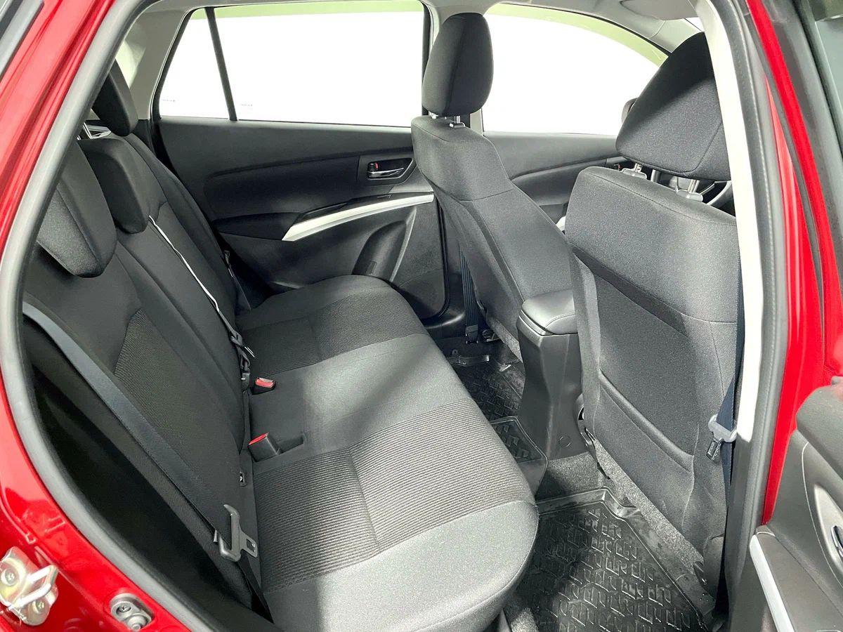 Suzuki SX4 2021, красный