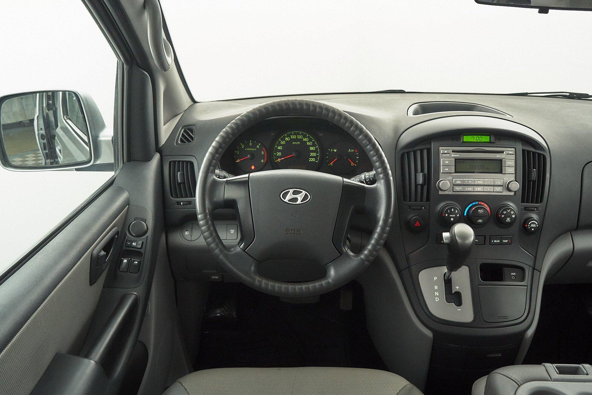 Hyundai Grand Starex 2010, серебряный