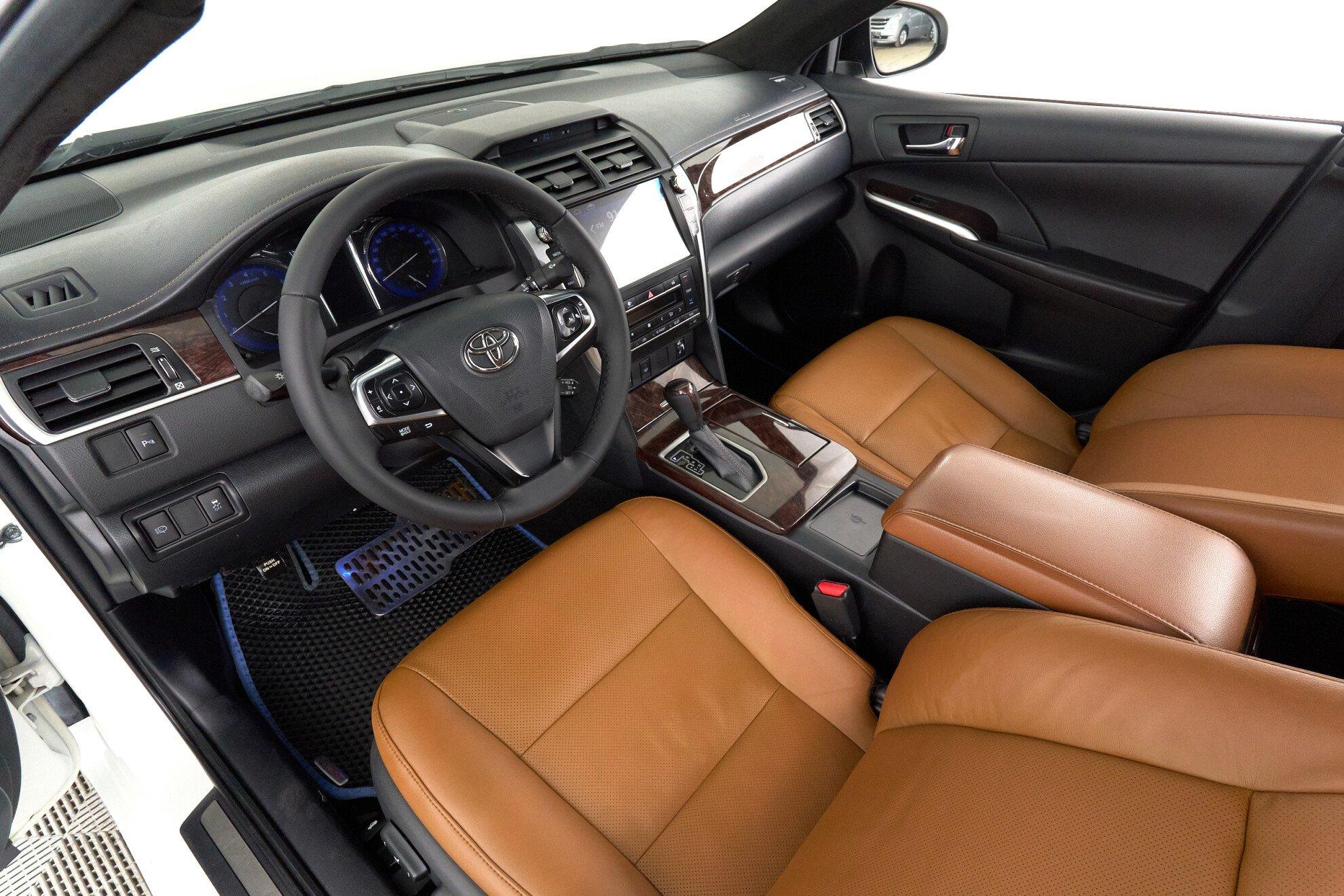Toyota Camry 2017, белый
