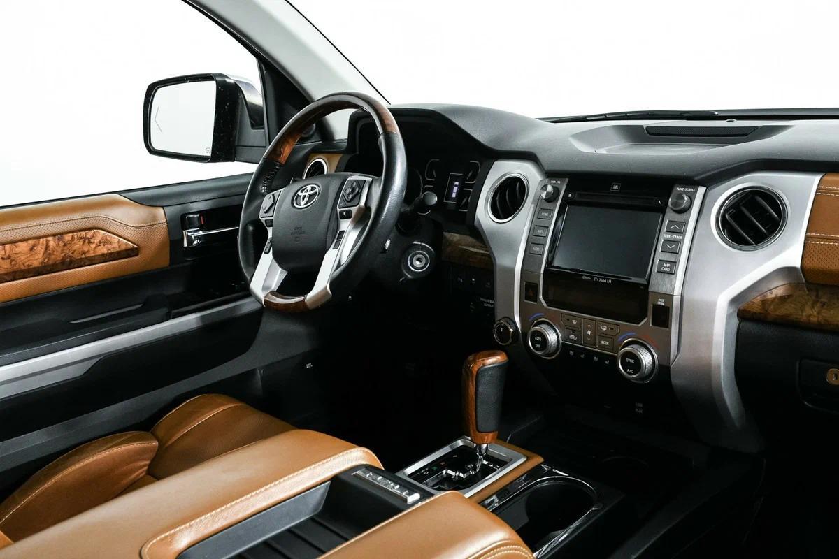 Toyota Tundra 2021, черный