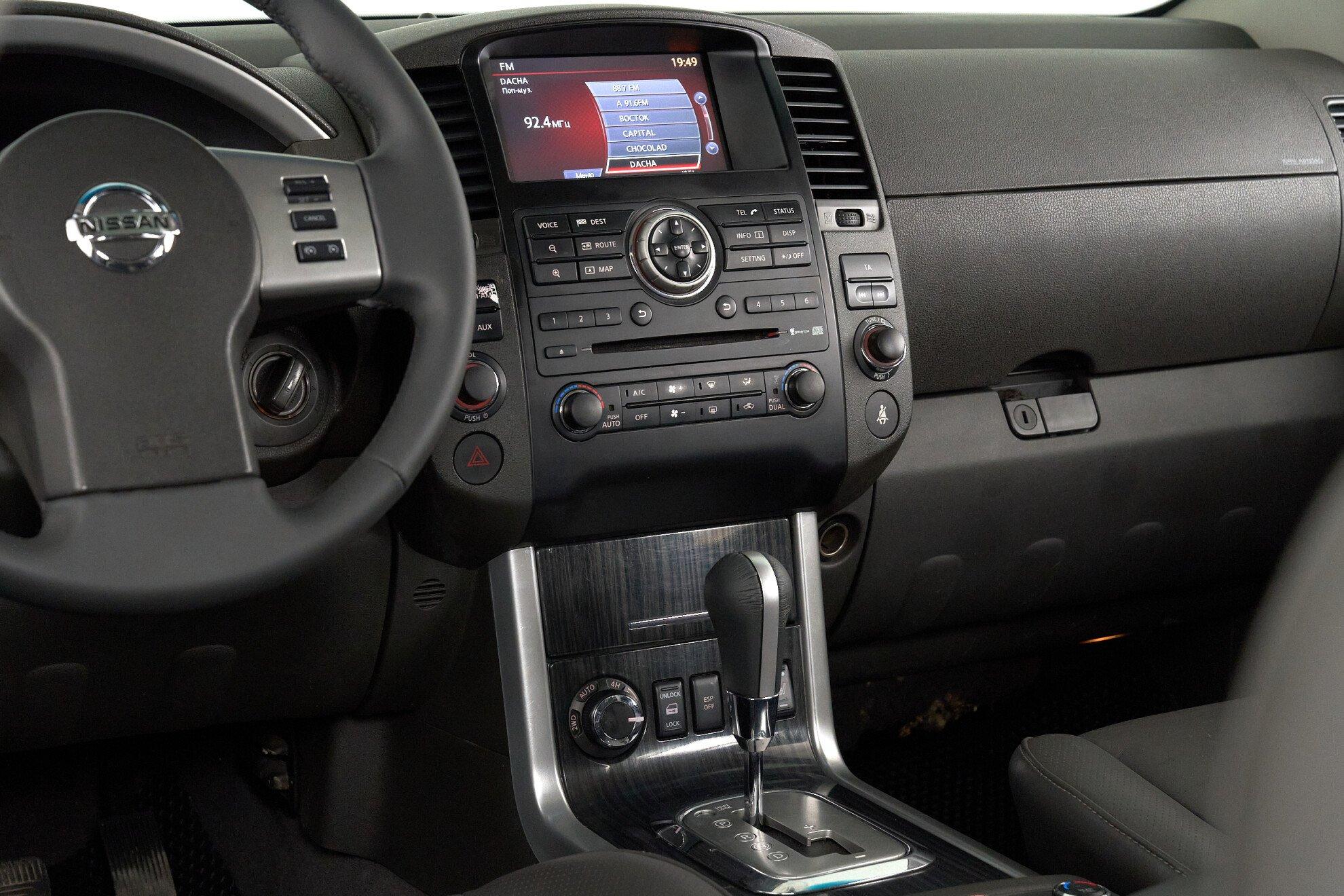 Nissan Pathfinder 2011, пурпурный