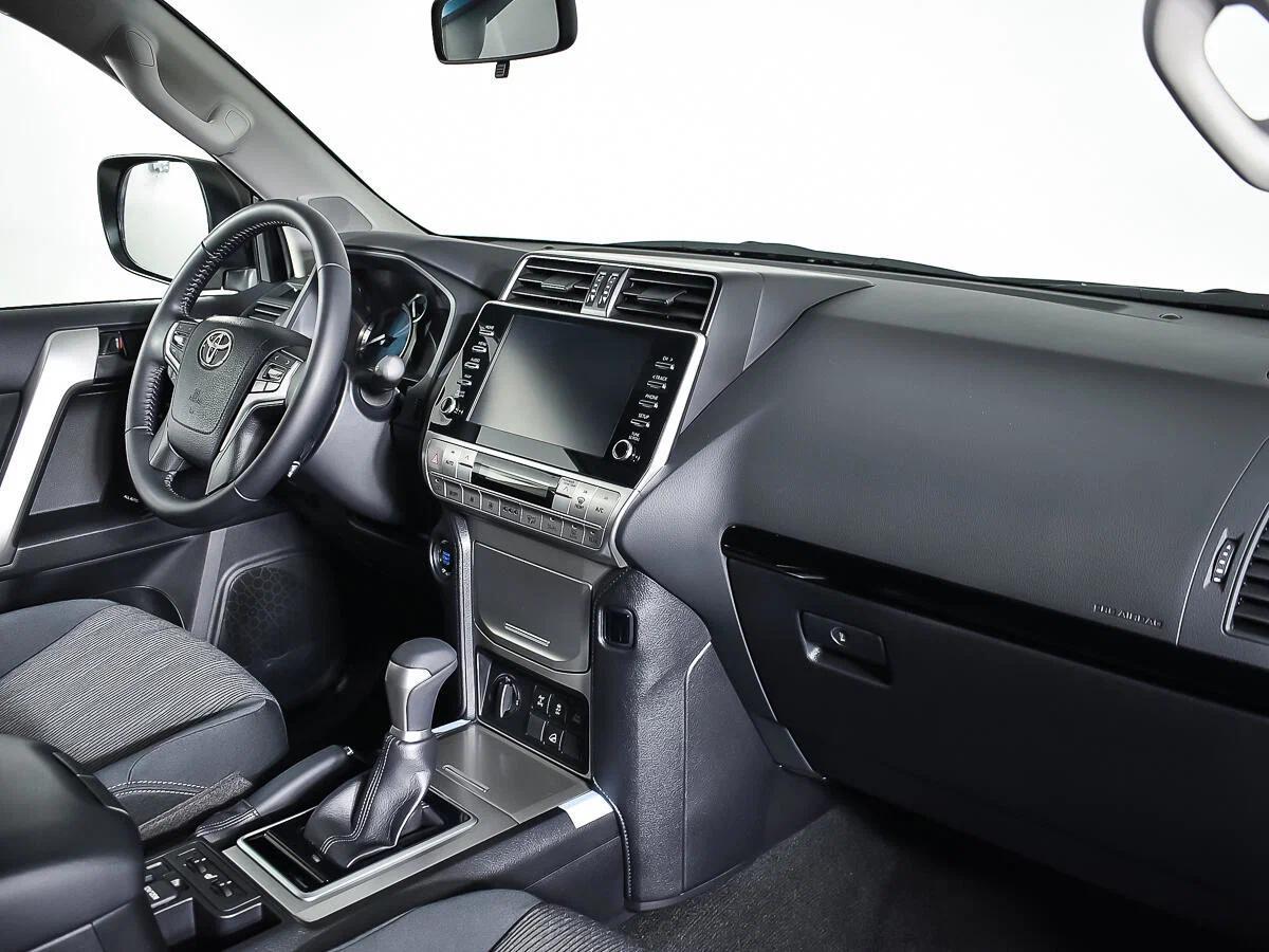 Toyota Land Cruiser Prado 2021, белый