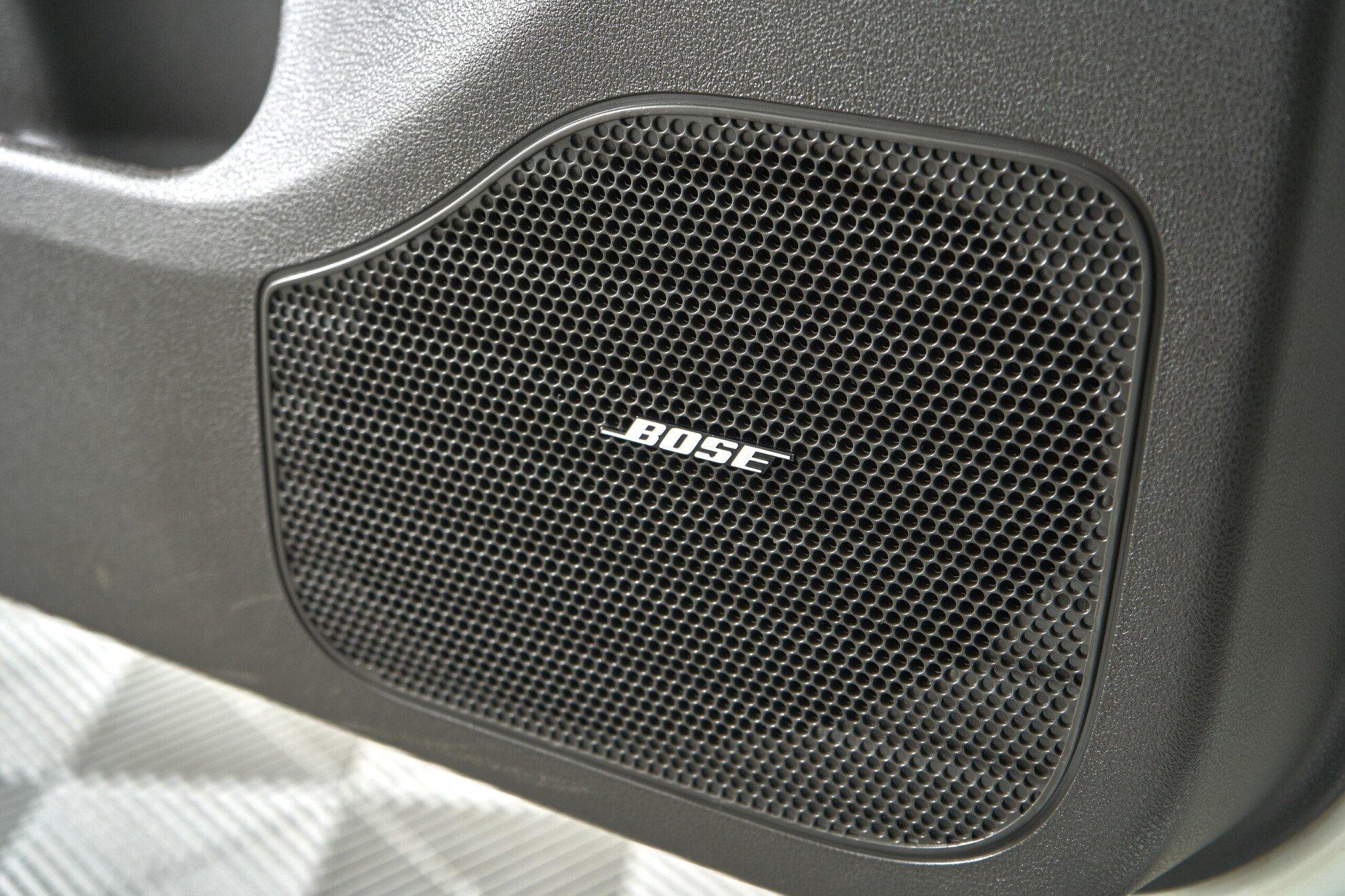 Nissan Pathfinder 2011, белый
