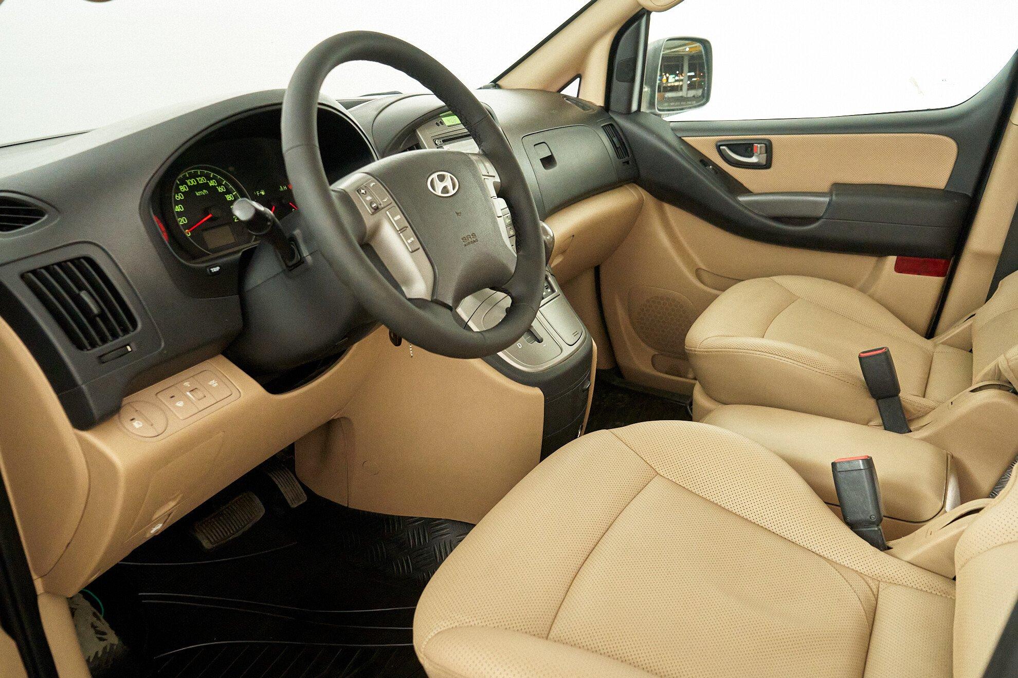 Hyundai Grand Starex 2012, серебряный