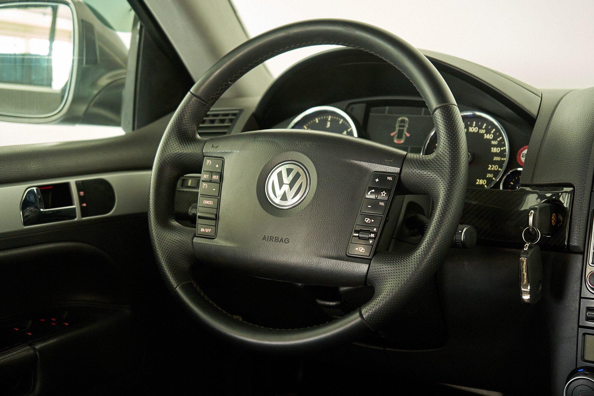 Volkswagen Touareg 2009, серый