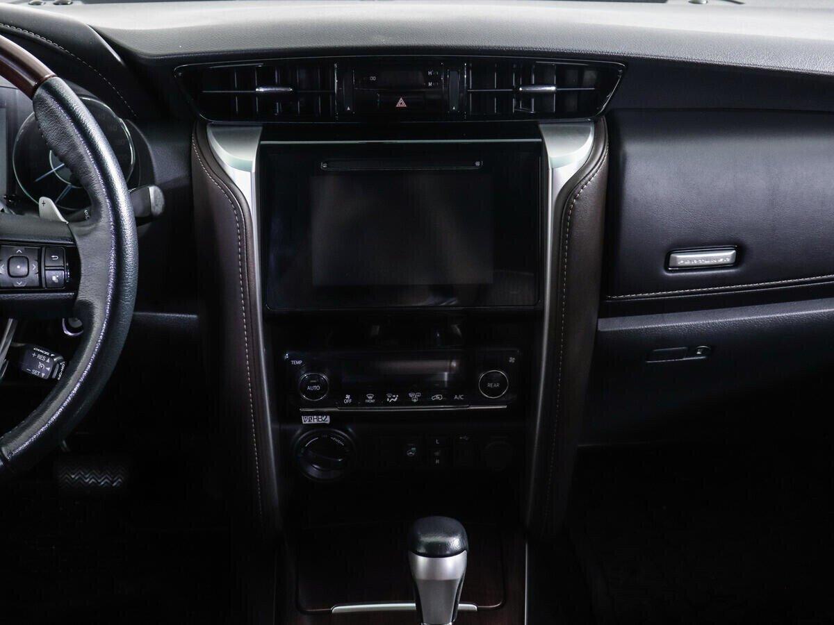 Toyota Fortuner 2018, белый