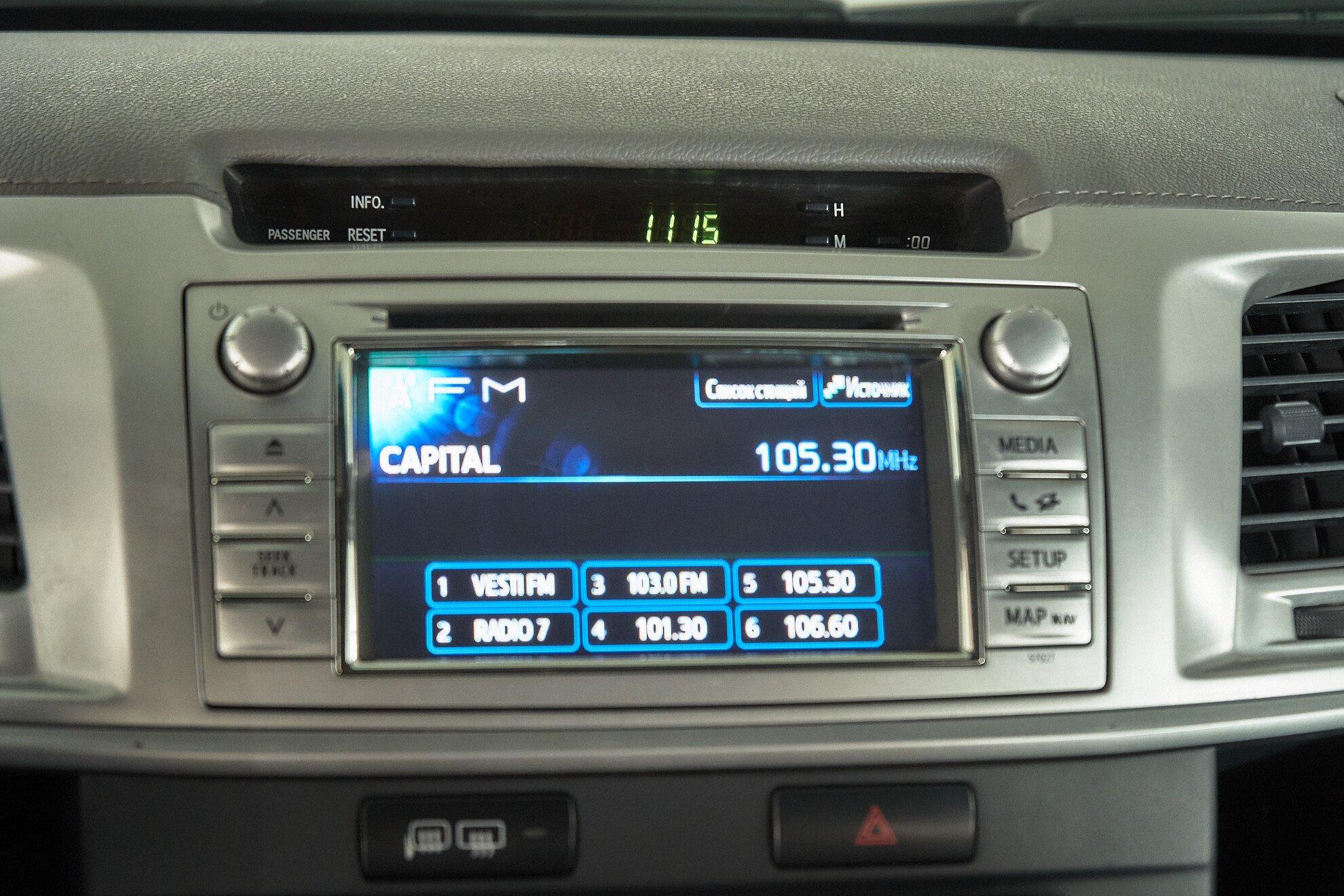 Toyota Hilux 2013, черный