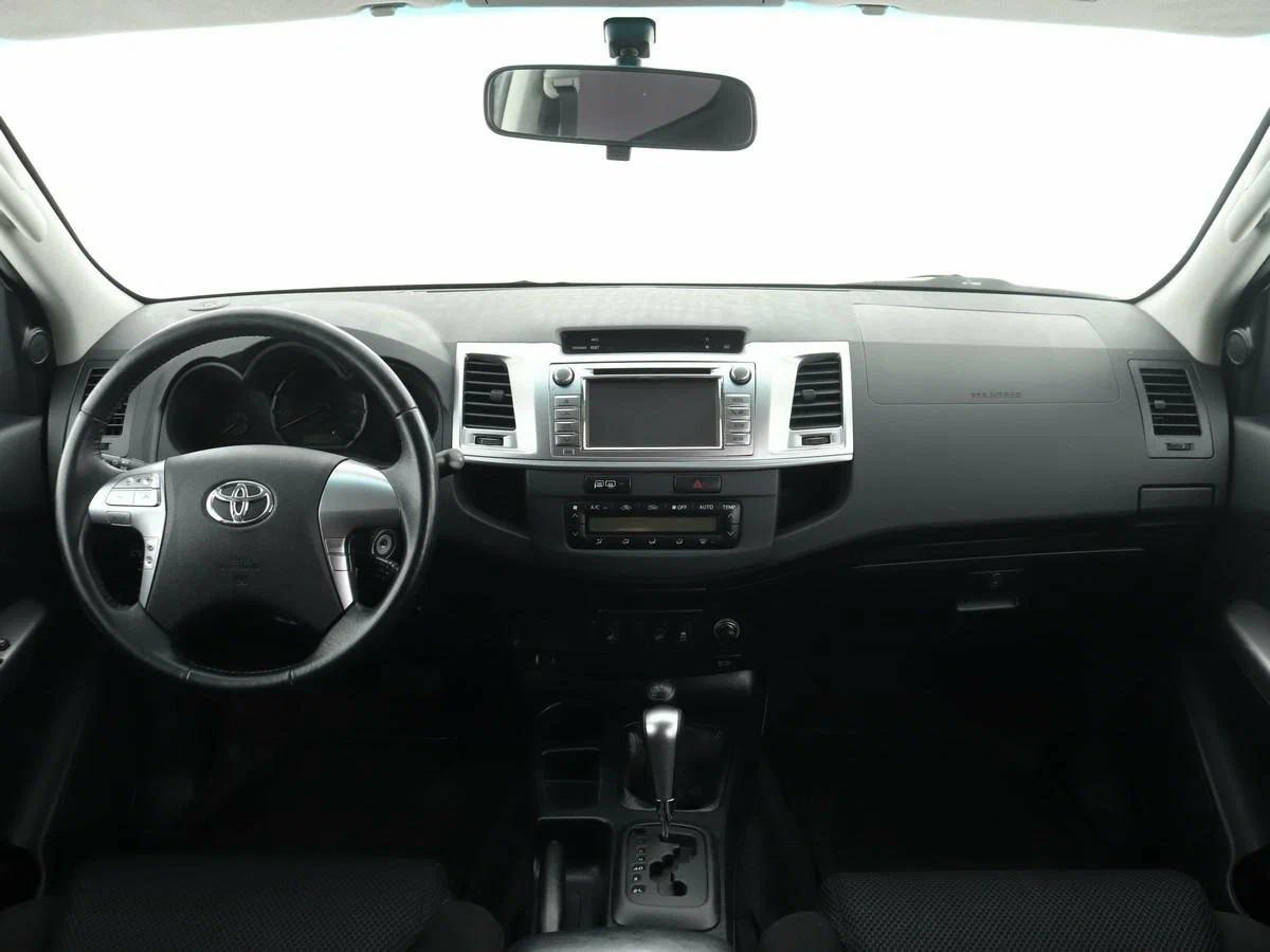 Toyota Hilux 2012, черный