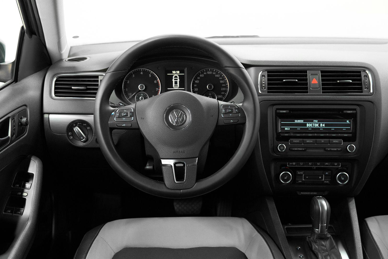 Volkswagen Jetta 2014, серый