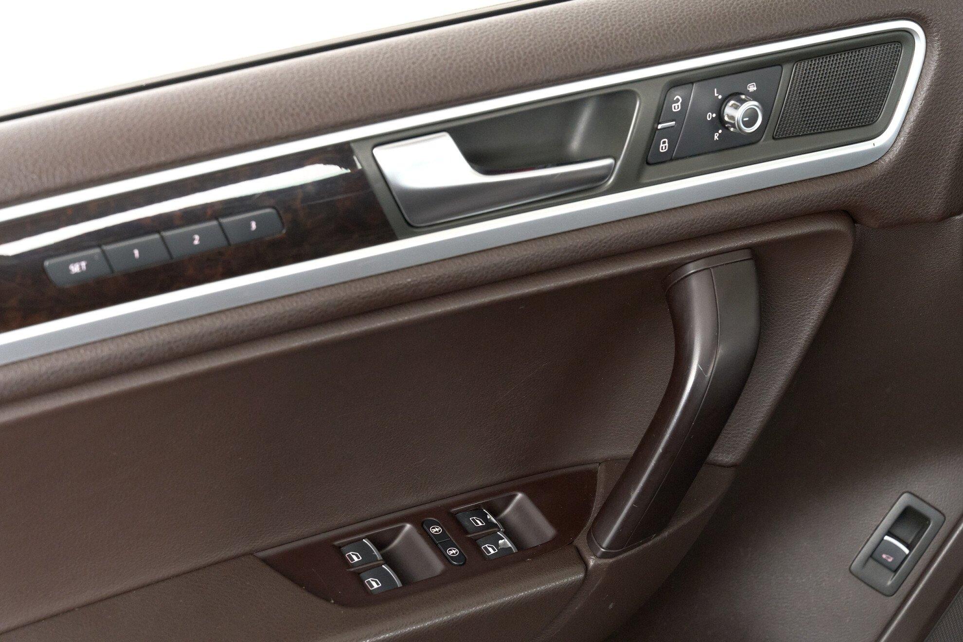 Volkswagen Touareg 2011, коричневый