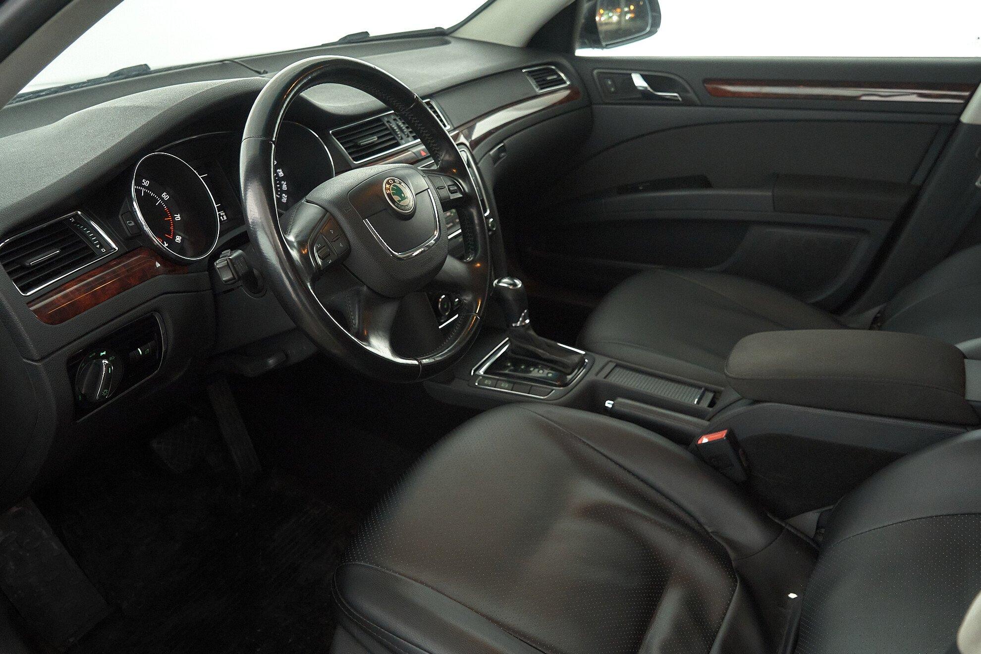 Skoda Superb 2009, черный