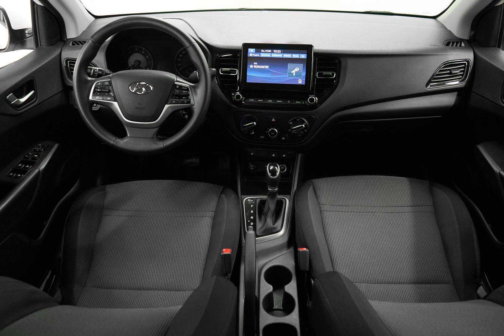 Hyundai Solaris 2021, белый