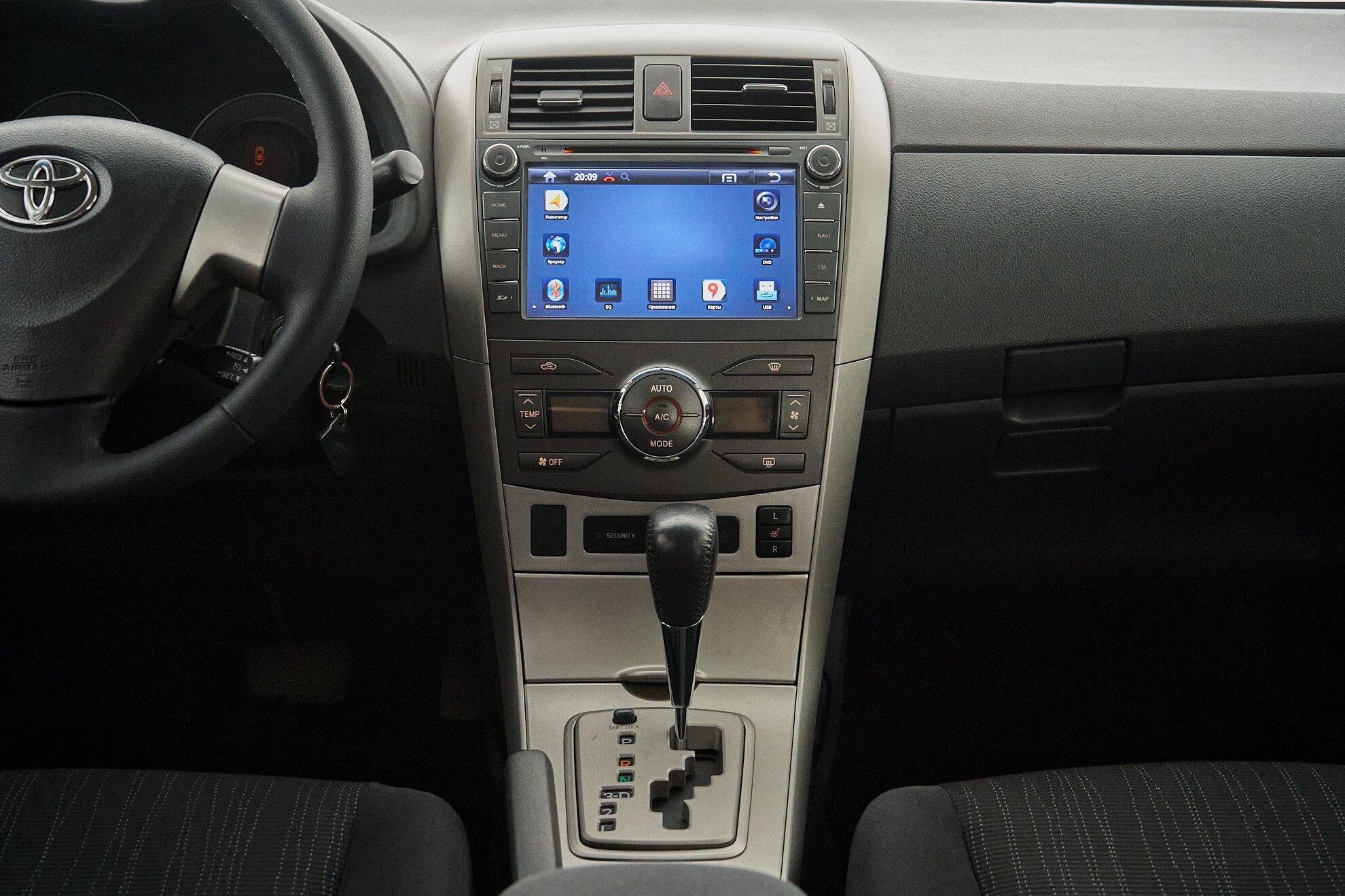 Toyota Corolla 2010, серебряный
