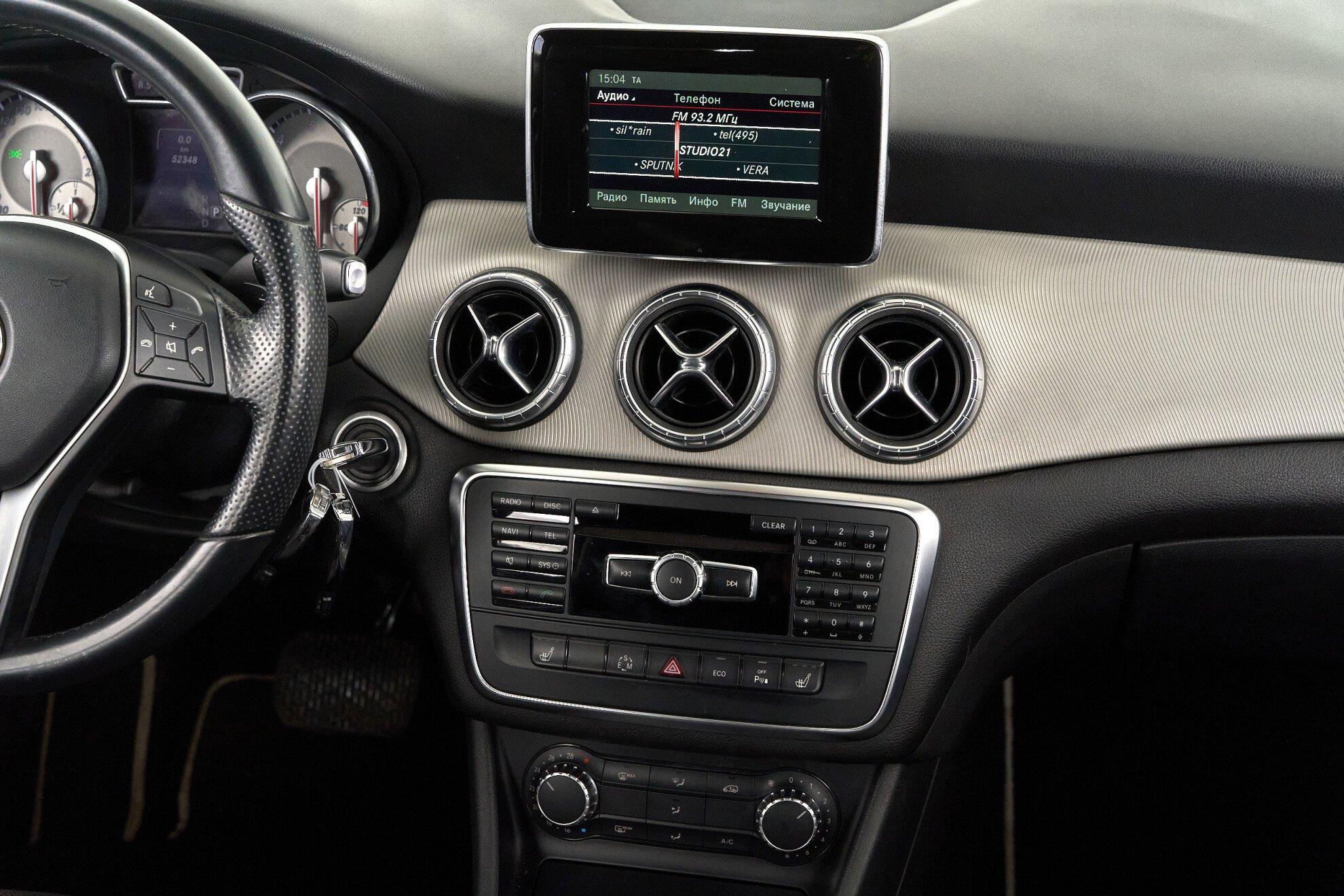Mercedes-Benz CLA 2014, красный