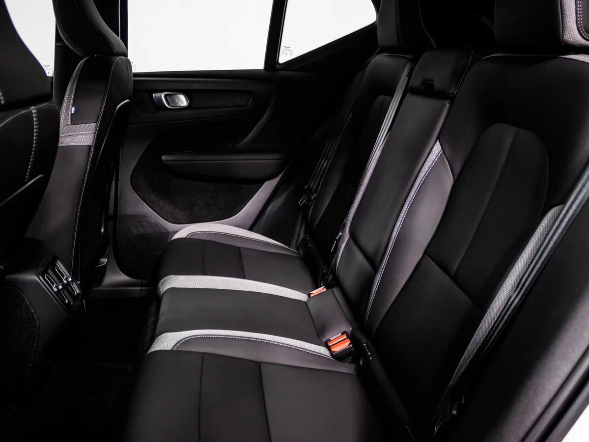 Volvo XC40 2024, белый