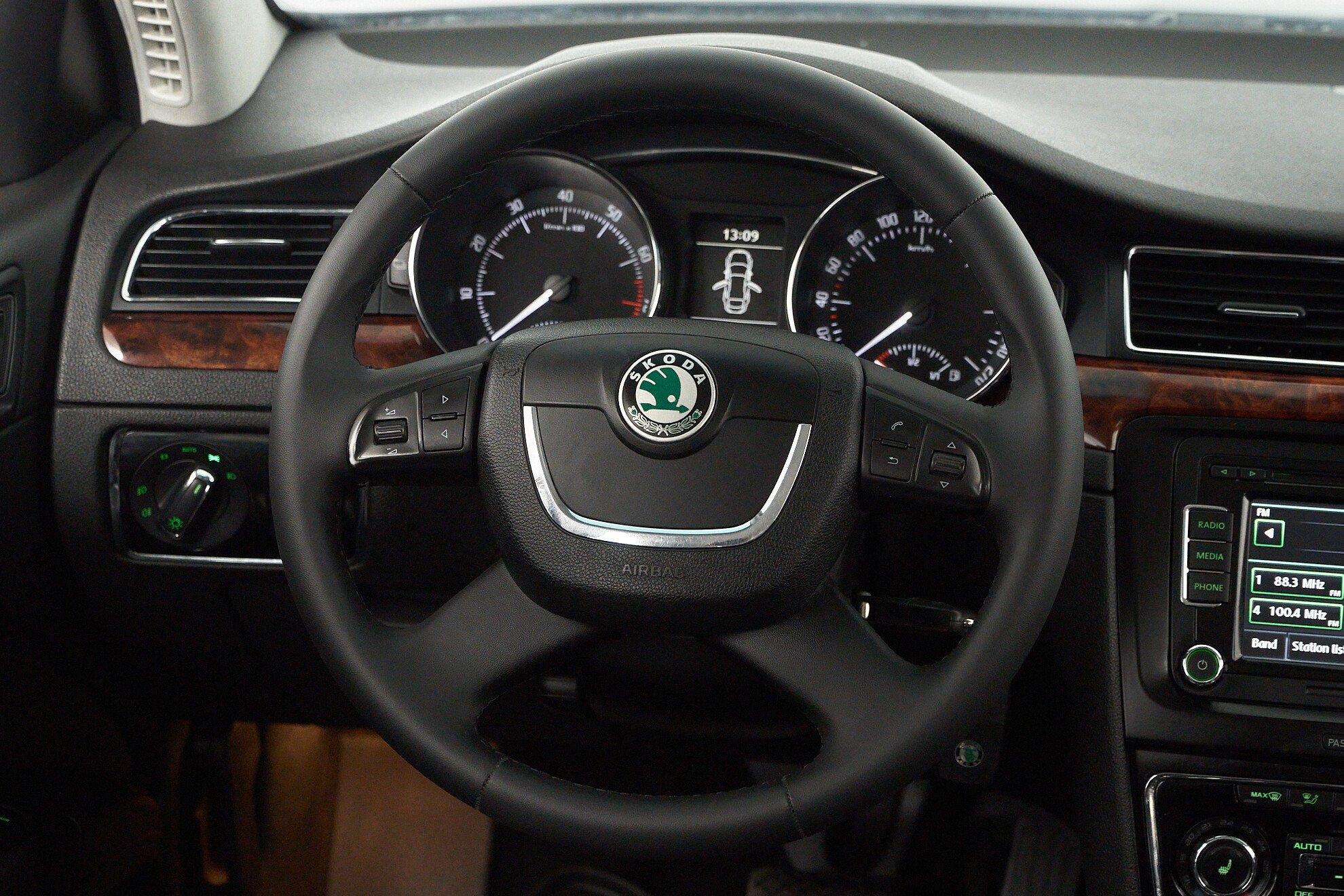 Skoda Superb 2011, коричневый