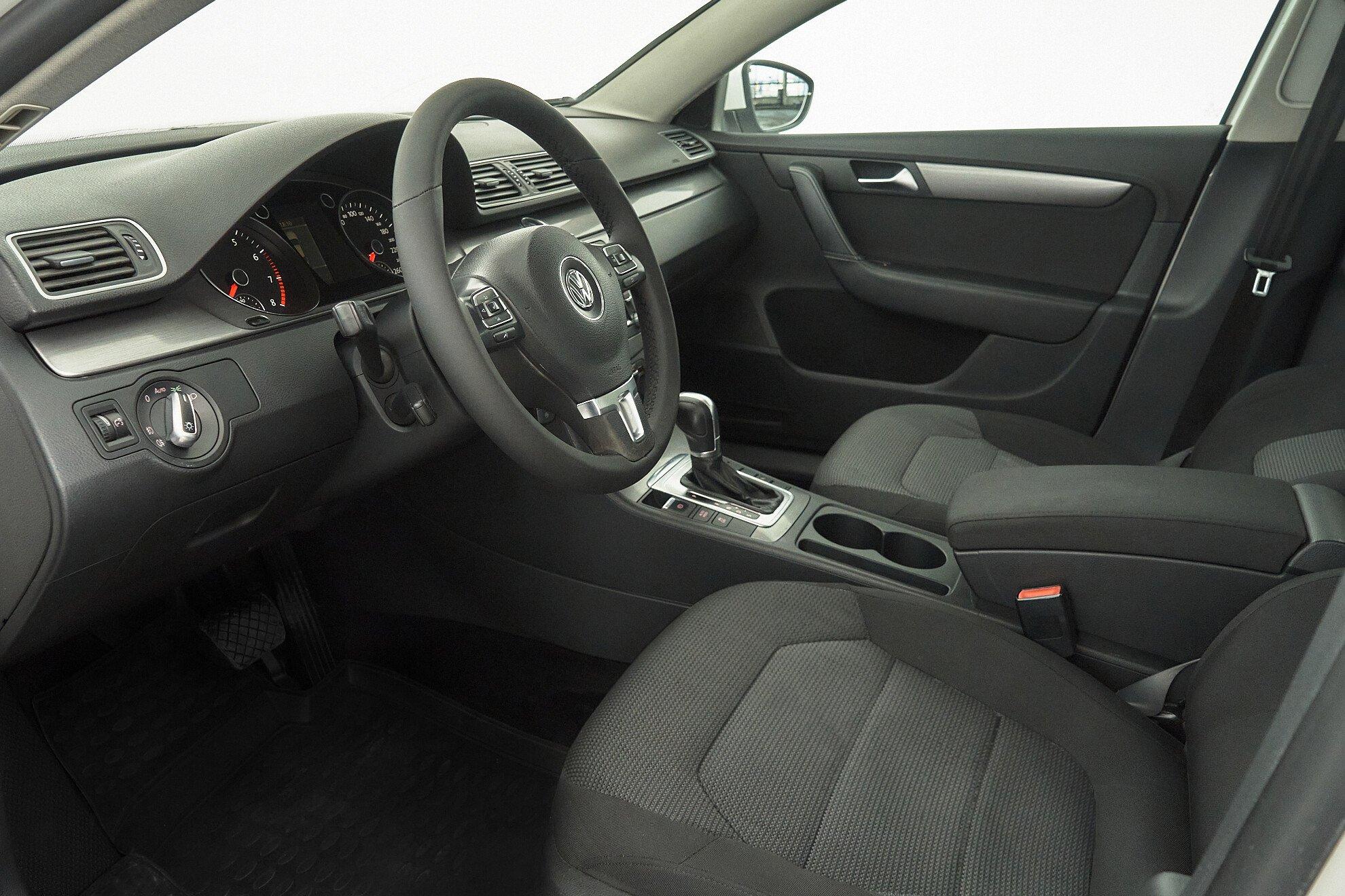 Volkswagen Passat 2011, белый